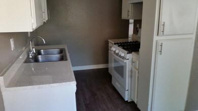 Pinecrest Apartments in Buena Park, CA - Foto de edificio - Building Photo