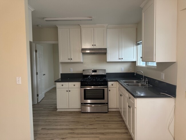 4433 3/4 Towne Ave in Los Angeles, CA - Foto de edificio - Building Photo