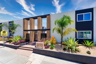 The Sophia at Mt. Helix in Spring Valley, CA - Foto de edificio - Building Photo