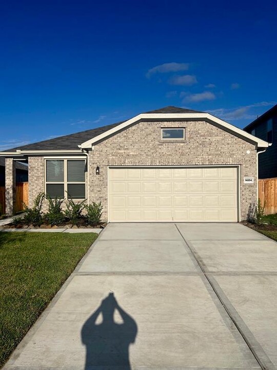 14894 Ash Lndg Dr in Conroe, TX - Building Photo