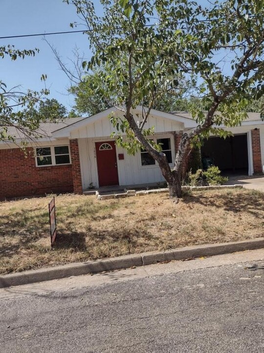 1416 Pidcoke St in Gatesville, TX - Building Photo