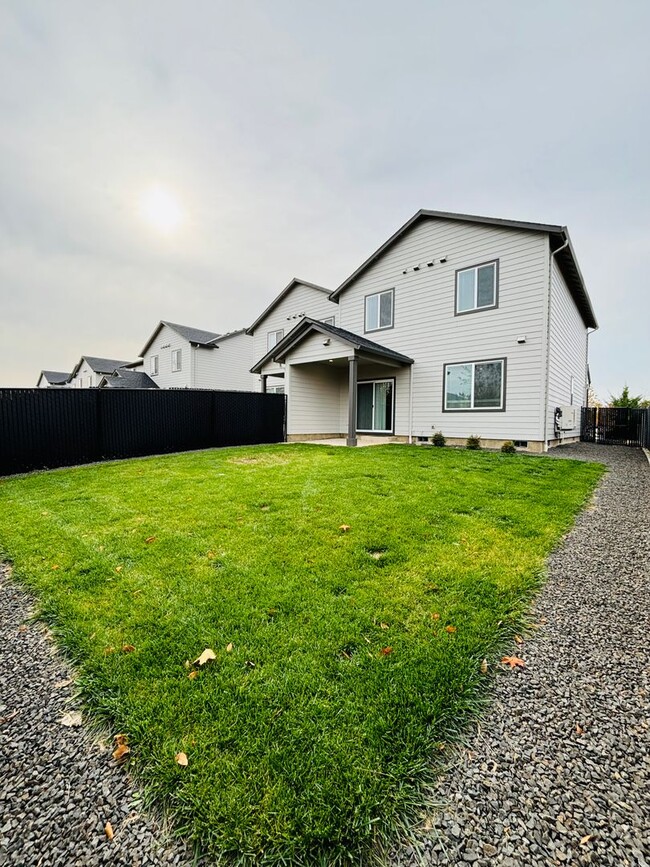 2418 Leonard Ln in Lebanon, OR - Building Photo - Building Photo