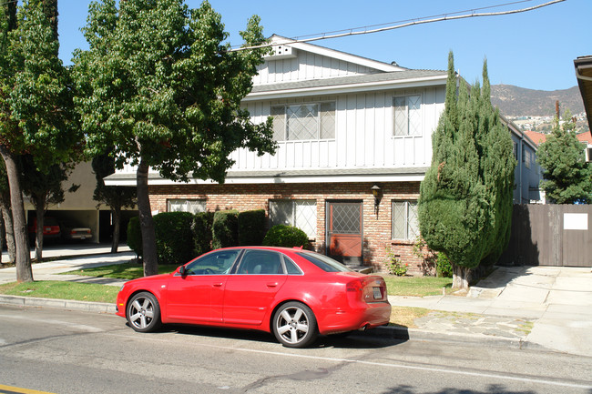 321 E Dryden St in Glendale, CA - Building Photo - Building Photo