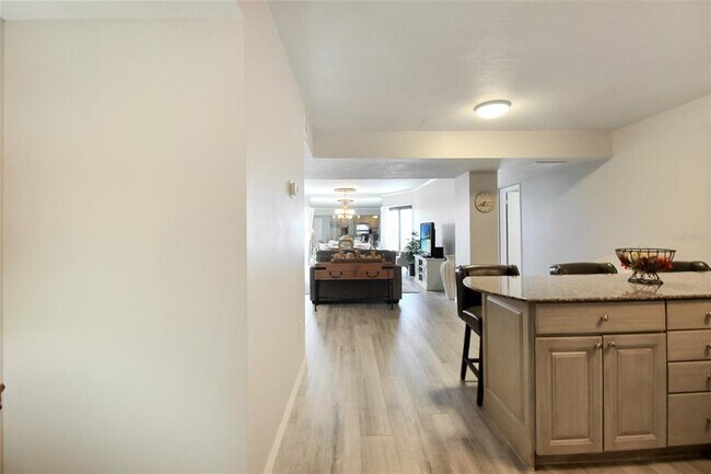 1050 Longboat Club Rd in Longboat Key, FL - Building Photo - Building Photo