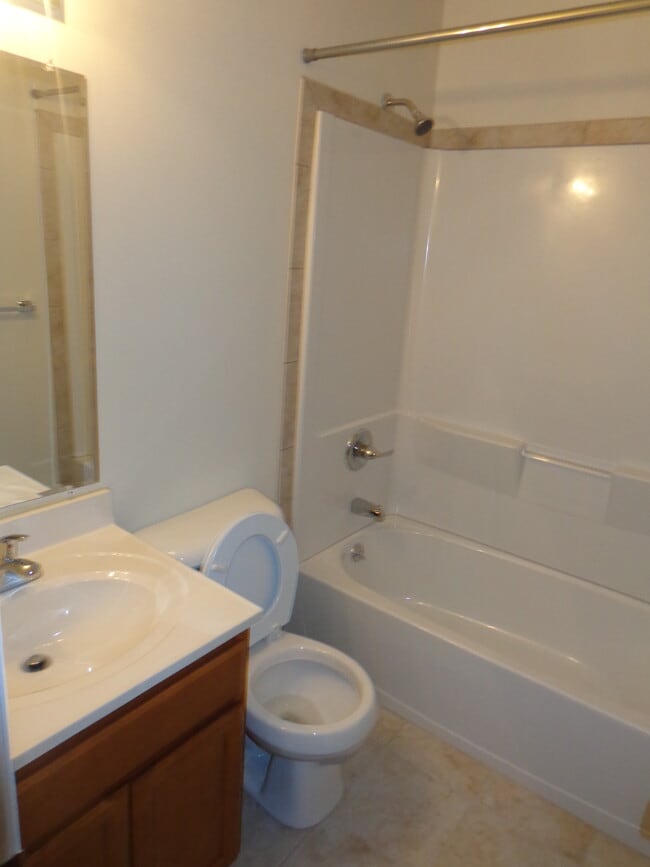 325 Olive Ave, Unit 325 Olive Ave in Horsham, PA - Foto de edificio - Building Photo