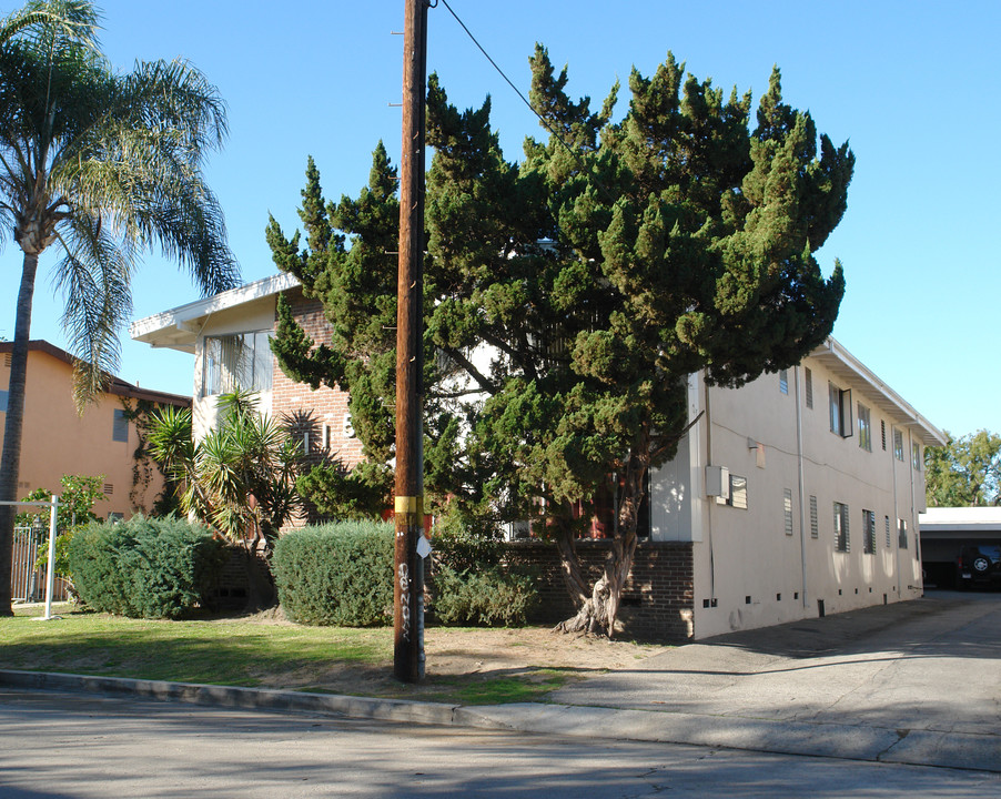 5115 Denny Ave in North Hollywood, CA - Building Photo