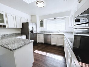 2612 La Costa Ct in Bakersfield, CA - Building Photo - Building Photo