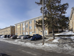 Cottonwood Apartments in Omaha, NE - Foto de edificio - Building Photo