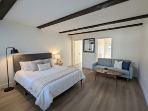 2021 W Olive Ave in Burbank, CA - Foto de edificio - Building Photo