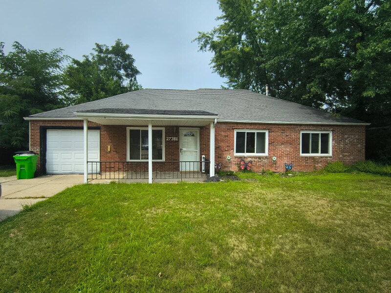 27381 Markbarry Dr in Euclid, OH - Foto de edificio