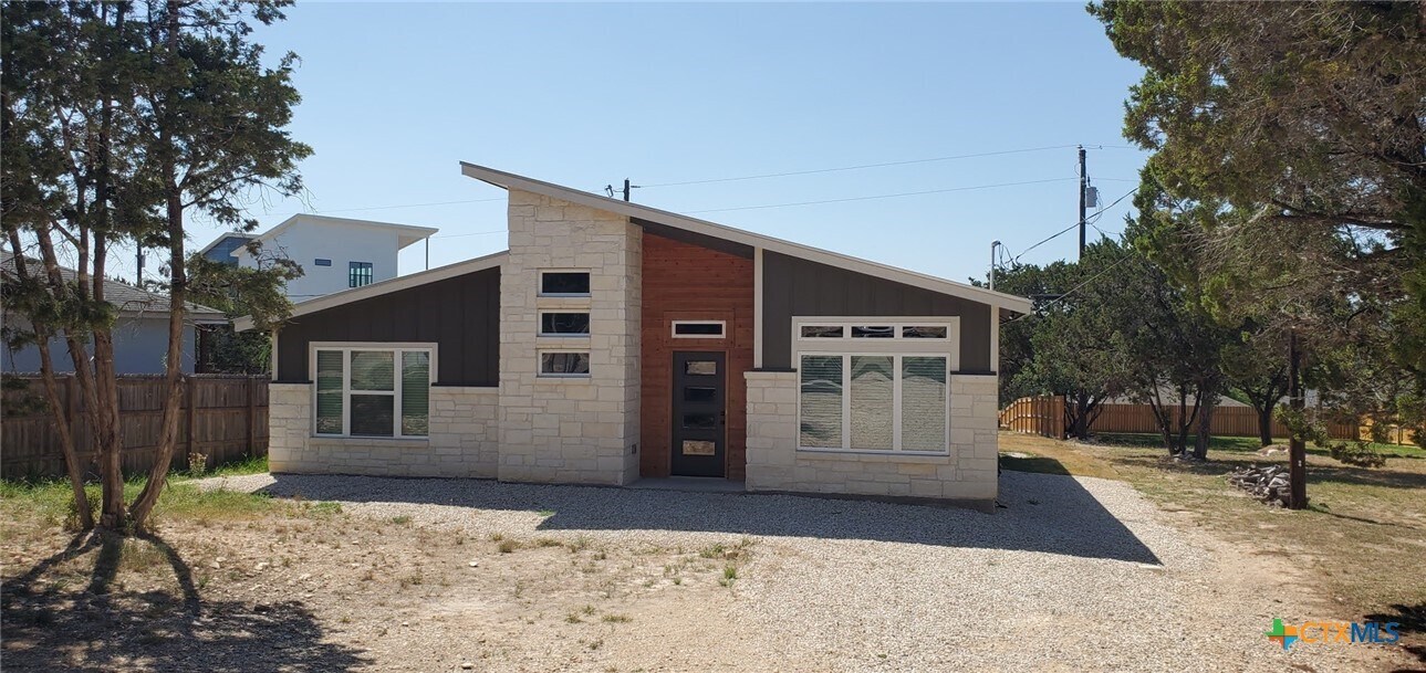 1122 Diamondhead Dr in Canyon Lake, TX - Building Photo