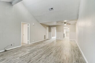200 E Ash St, Unit 208 in Angleton, TX - Foto de edificio - Building Photo