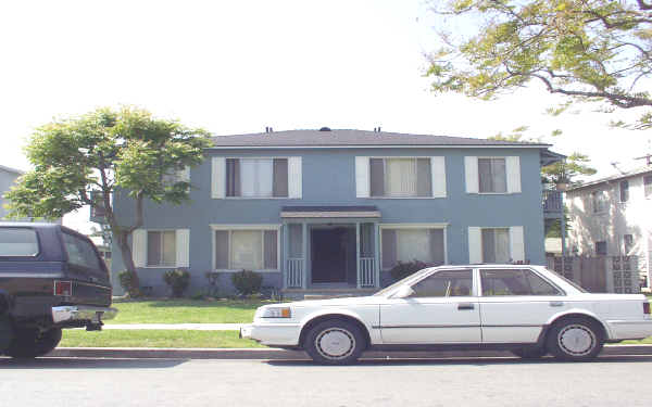 4443 Linden Ave in Long Beach, CA - Building Photo