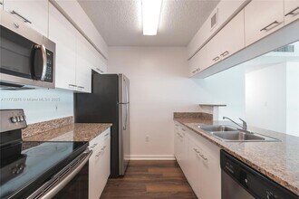 1756 N Bayshore Dr, Unit 36G in Miami, FL - Building Photo - Building Photo