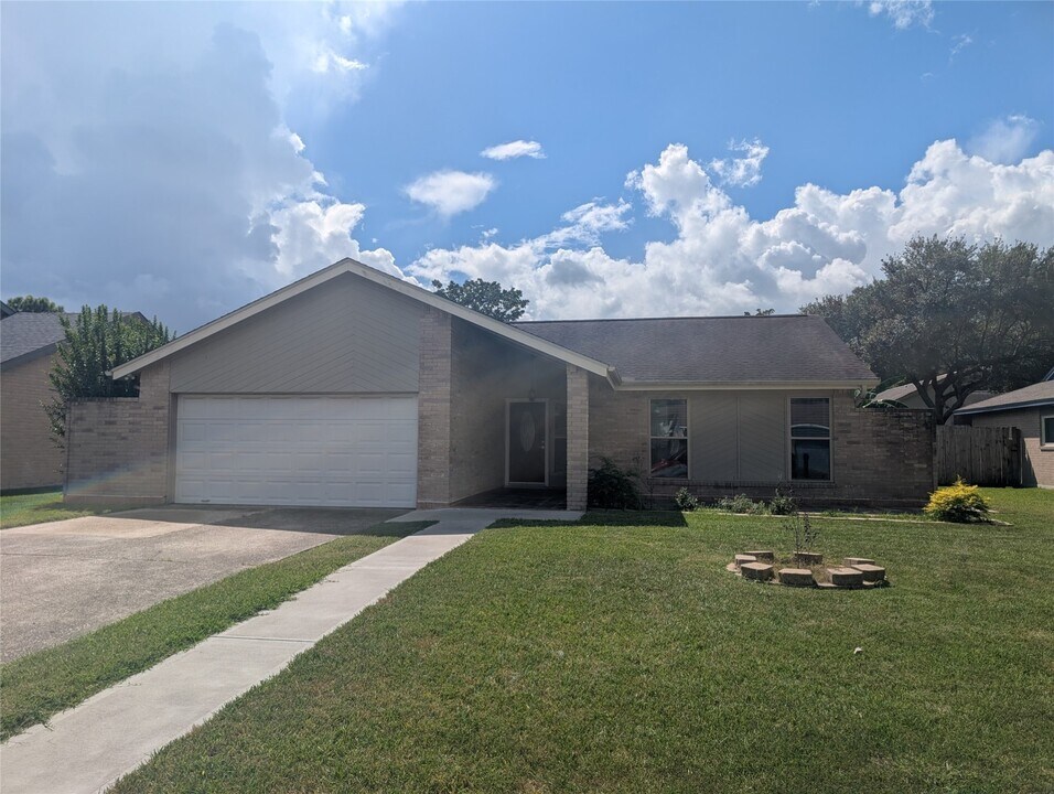 5813 Misty Meadow St in League City, TX - Foto de edificio