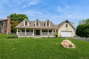 800 Ruth Rd in Mattituck, NY - Building Photo