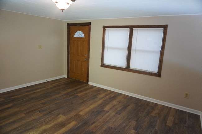 7956 Eastdale Rd in Baltimore, MD - Foto de edificio - Building Photo