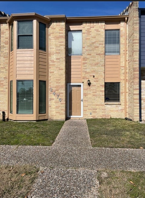 2476 Country Club Dr