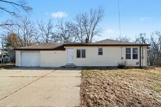 2215 Mt Olivet Rd in Kalamazoo, MI - Building Photo - Building Photo