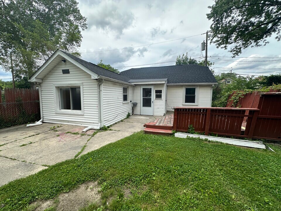 7553 Orchard Ave in Warren, MI - Building Photo