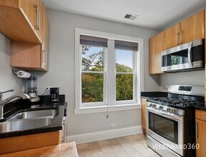 2656 W Lunt Ave in Chicago, IL - Building Photo - Building Photo