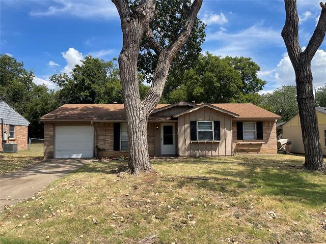 1300 Johns Dr in Euless, TX - Foto de edificio