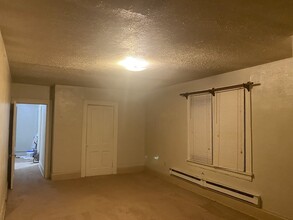 105 North St, Unit Apartment B in Mcdonald, PA - Building Photo - Building Photo