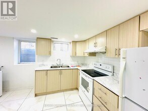 116 Eldomar Ave in Brampton, ON - Building Photo - Building Photo