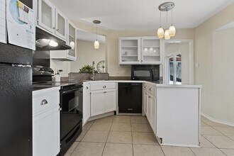 Spacious San Antonio home with open layout in San Antonio, TX - Building Photo - Building Photo