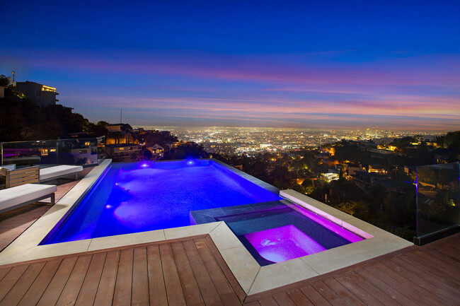 1733 Sunset Plaza Dr in Los Angeles, CA - Building Photo - Building Photo