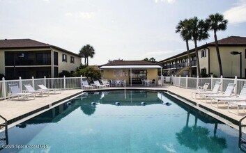 325 S Banana River Blvd in Cocoa Beach, FL - Foto de edificio - Building Photo