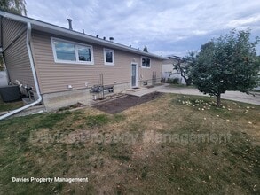 7619 Rowland Rd NW in Edmonton, AB - Building Photo - Building Photo