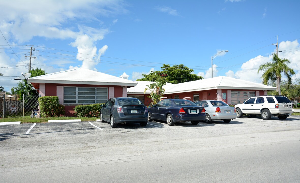 1751 NE 56th St in Fort Lauderdale, FL - Foto de edificio