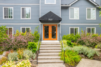 Multnomah Village Apartments in Portland, OR - Building Photo - Building Photo