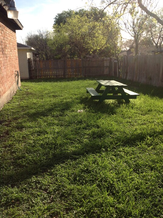 11111 Baywood St in San Antonio, TX - Building Photo