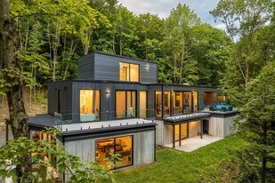 40 Rue Mont Aki in Bromont, QC - Building Photo
