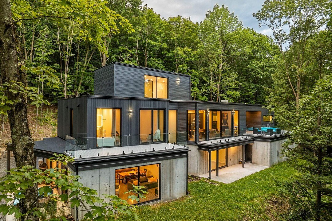40 Rue Mont Aki in Bromont, QC - Building Photo