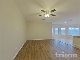 752 Rutherford Dr in Crowley, TX - Building Photo