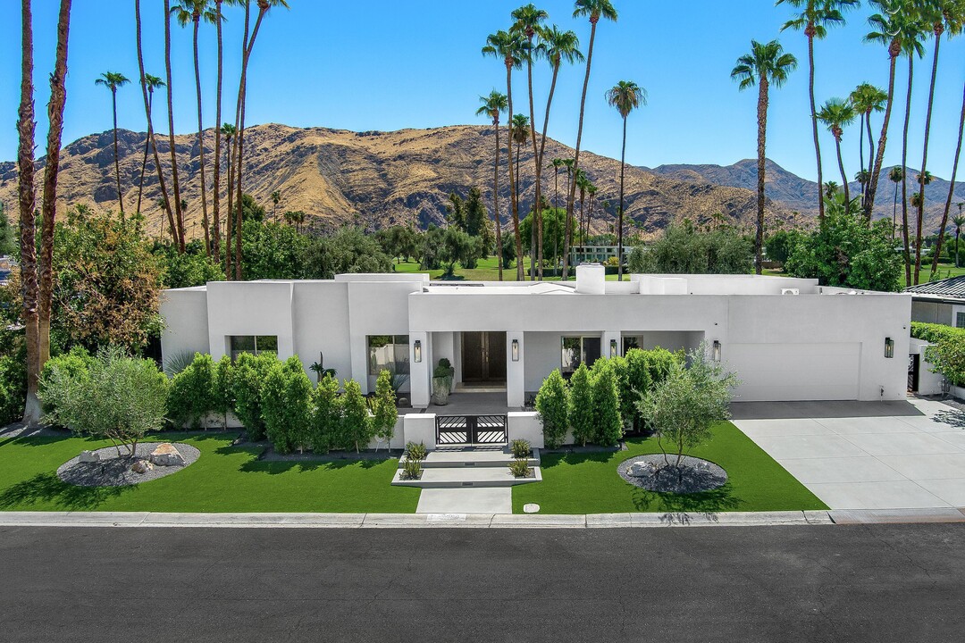 2560 S Camino Real in Palm Springs, CA - Building Photo