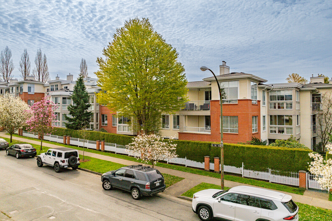 Magnolia Gate in Vancouver, BC - Building Photo