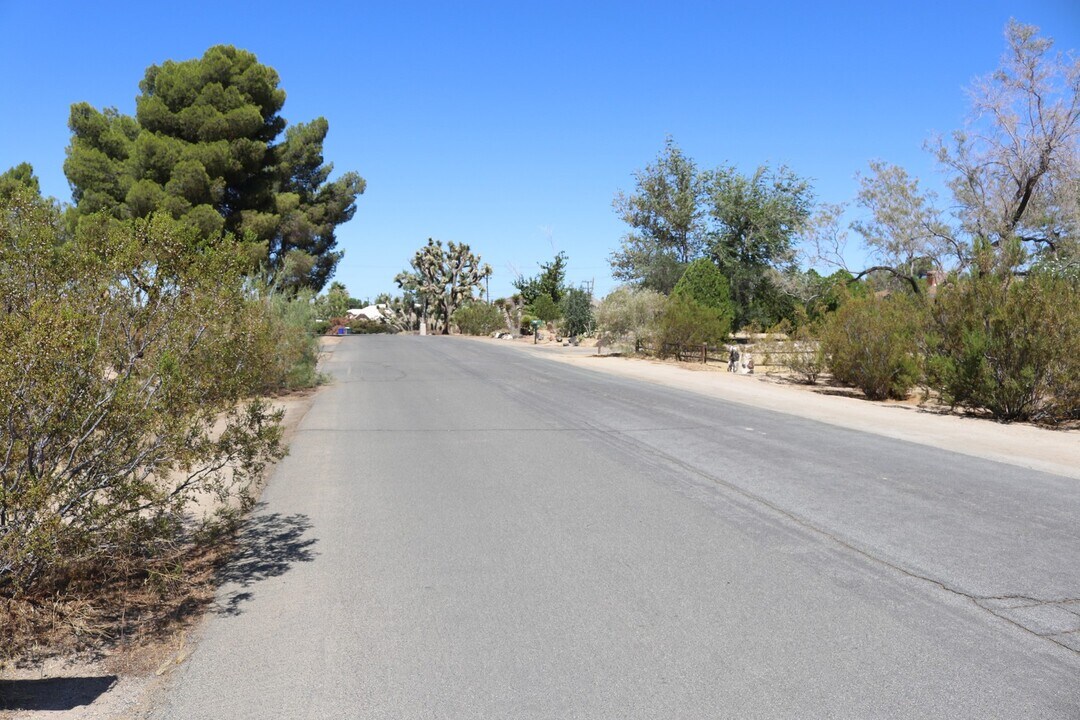 19275 Symeron Rd in Apple Valley, CA - Building Photo