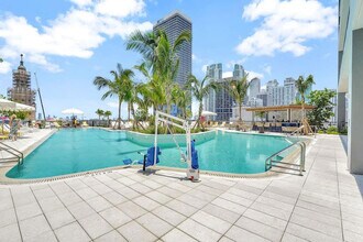 601 NE 1st Ave in Miami, FL - Building Photo - Building Photo