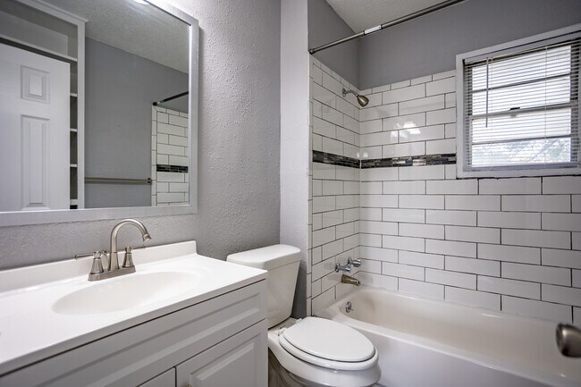 Claremont in Dallas, TX - Building Photo - Interior Photo