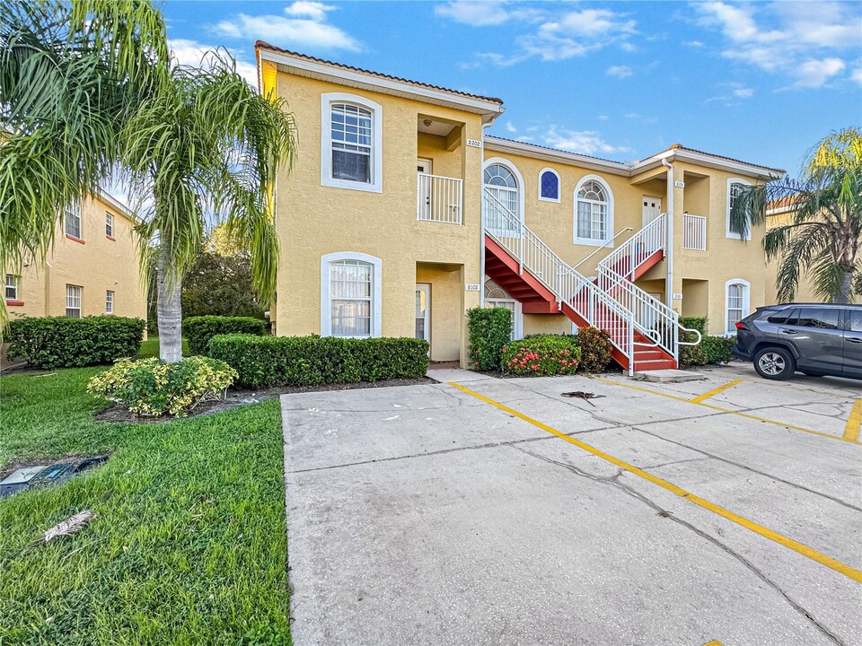 11102 Indian Creek Dr in Kissimmee, FL - Foto de edificio