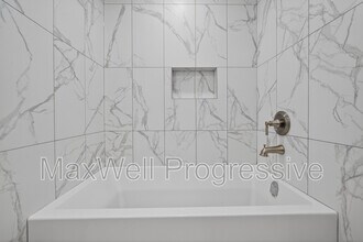 10425-10470 70 Ave NW in Edmonton, AB - Building Photo - Building Photo