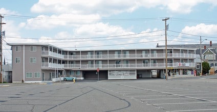 6 Ashworth Ave in Hampton, NH - Foto de edificio - Building Photo