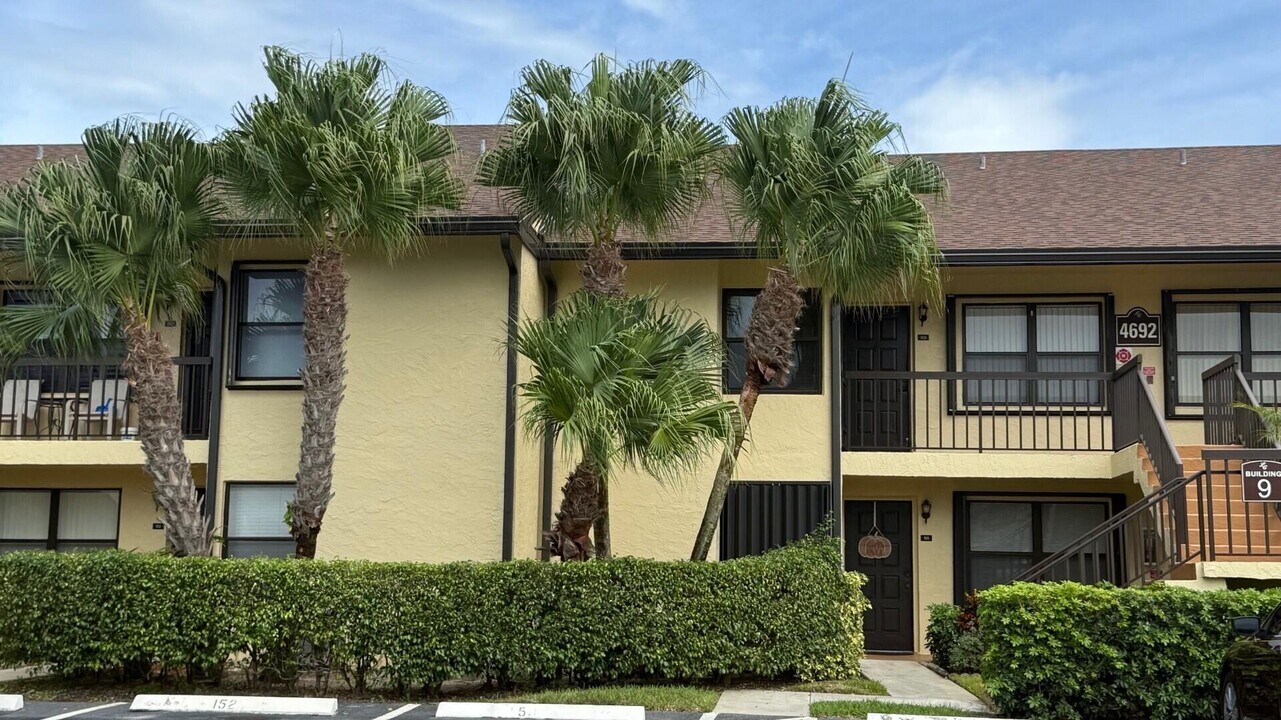 4692 Lucerne Lakes Blvd E in Greenacres, FL - Building Photo