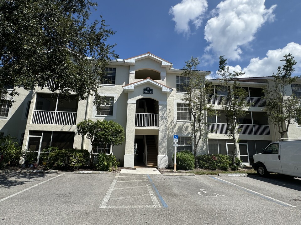 4610 Saint Croix Ln, Unit 1015 in Naples, FL - Foto de edificio