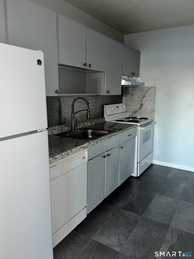 1730 State St in Hamden, CT - Building Photo - Building Photo