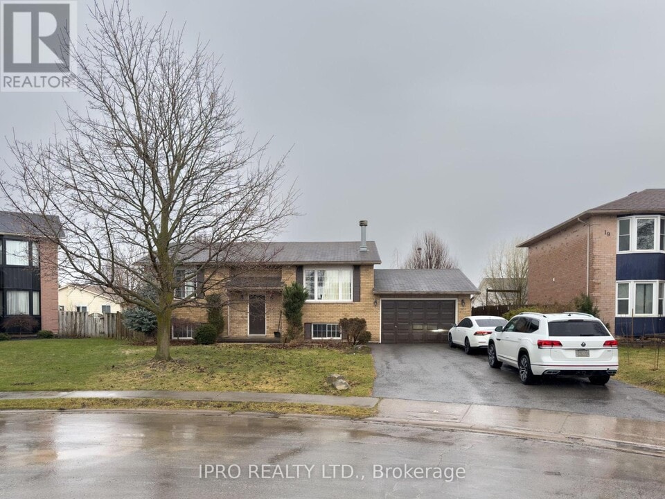 23 Hickory Ct in Welland, ON - Building Photo